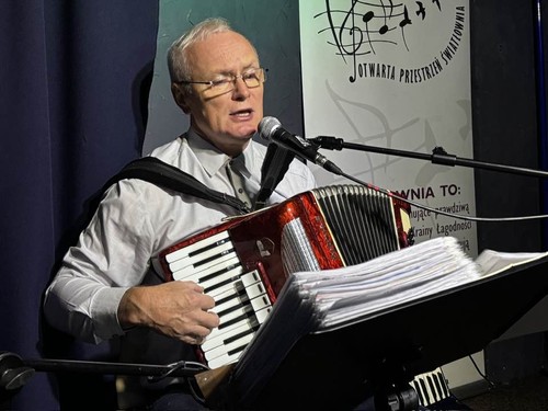 Bydgoska Światłownia zaprasza na patriotyczne śpiewanie z Leszkiem Basińskim!