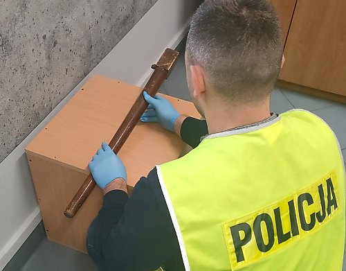 Spacerował po mieście z nogą od stołu i odgrażał się mieszkańcom