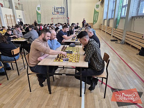 Szachowe zmagania w Ugoszczu: emocje, nagrody i słodkości!