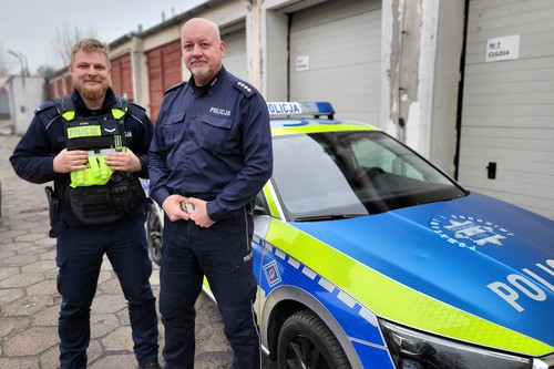 Policjanci z Świecia ratowali kierowcę z rowu! Kierowca podziękował