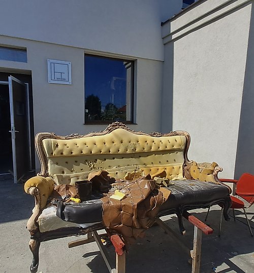 Tam, gdzie meble dostają drugie życie. Opowieść z zakładu rzemieślniczego w Białych Błotach