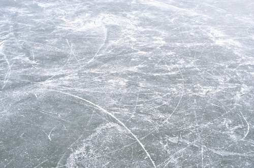 Dramatyczne chwile na Kanale Bydgoskim: lód załamał się pod dziećmi!