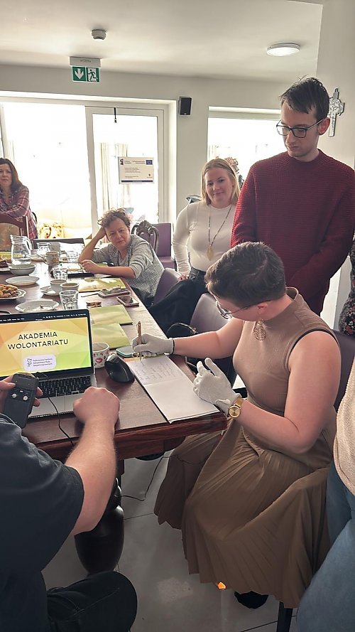 Jak widzi osoba z jaskrą i jak się czuje chorujący na Parkinsona? Na wyjątkowe szkolenie zaprosiła Fundacja Bezpieczny Świat