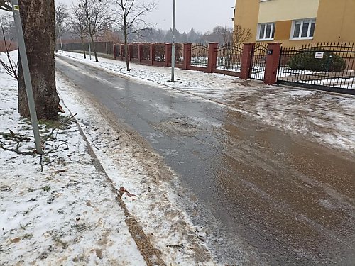 Fatalne warunki na drogach! Jezdnie i chodniki zamieniły się w lodowiska