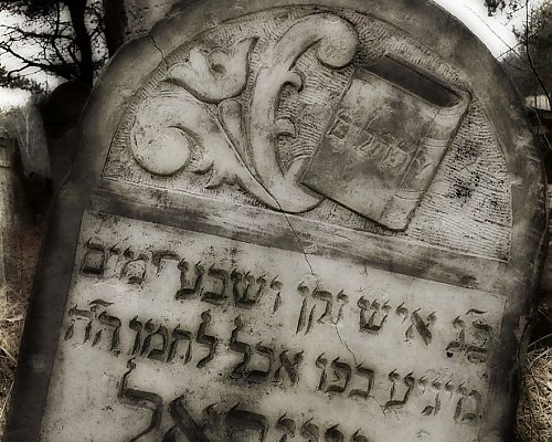 Niekończąca się lista imion i odłamki mogił. Dziś obchodzimy Międzynarodowy Dzień Pamięci o Ofiarach Holokaustu