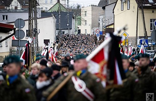 Salwa  honorowa, sztandary i morze wojska. Mieszkańcy regionu pożegnali ś.p. gen. Piotra Wagnera. 