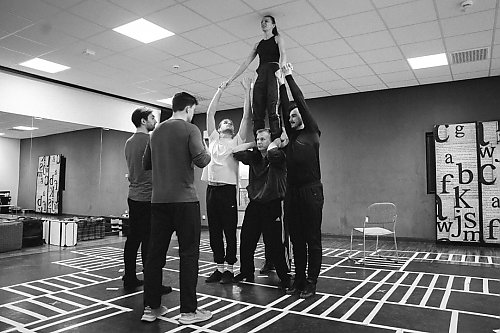 „Dżuma” opowiedziana muzyką i ruchem. Teatr Kameralny w Bydgoszczy zaprasza na premierę spektaklu