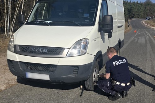 Policyjny duet bohaterów ratuje kierowcę na autostradzie!