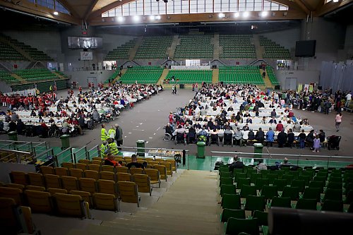 1200 talerzy, paczek i błogosławieństw. Na bydgoskiej „Łuczniczce” odbył się wielkanocny posiłek dla potrzebujących [FOTO, WIDEO]