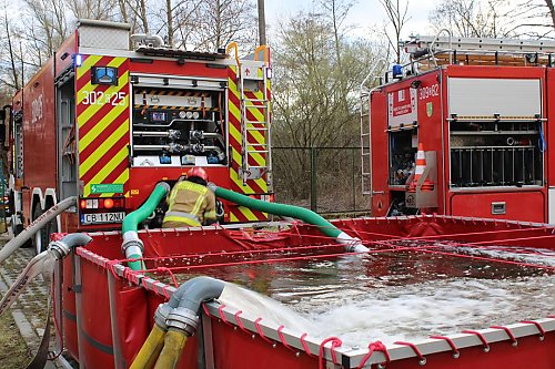 Duży pożar w Bydgoszczy. Paliły się butle z gazem technicznym