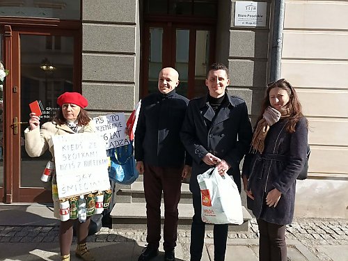 Jak nie utonąć w śmieciach? Konfederacja bije na alarm... i przynosi butelki pod biuro polityka