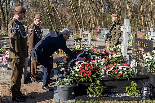  Kwiaty i pamięć na lokalnych cmentarzach. Region oddaje hołd ofiarom katastrofy smoleńskiej