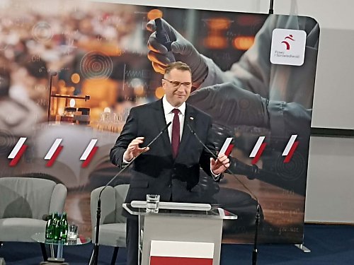 Trzy razy więcej pieniędzy w 8 lat. PiS składa obietnice dla polskiej nauki