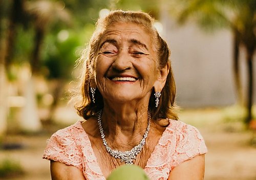 Blisko 7 tys. zł za 100 lat życia. Co zrobić, by otrzymać świadczenie honorowe?