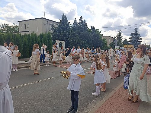 „Oto Ja jestem z wami przez wszystkie dni, aż do skończenia świata". Ulicami miast przeszły dziś procesje Bożego Ciała