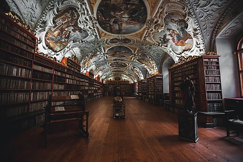 [OKIEM TYGODNIKA] O kropkach, przecinkach i okładkach – czyli biblioteka zamknięta