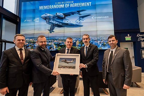 Embraer i bydgoskie WZL Nr 2 podpisują porozumienie. Chodzi o współpracę przy samolotach KC-390