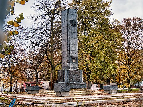 Znika pomnik z Placu Wolności. W Bydgoszczy wraca spór o pamięć i symbole