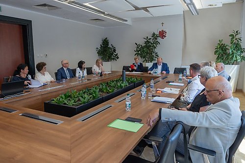 Szpitale pod lupą samorządu. Marszałek spotkał się z dyrektorami siedmiu placówek