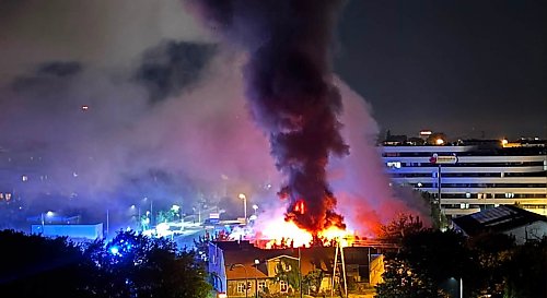 Nocny pożar przy ul. Kossaka w Bydgoszczy. W akcji 13 zastępów straży pożarnej
