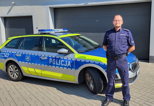 Funkcjonariusz stał się bohaterem: udało mu się przyjąć poród w trasie!