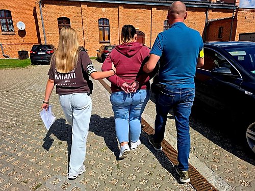 Dwie osoby zatrzymane po oszustwie na 86-latce. Policja szuka kolejnych podejrzanych