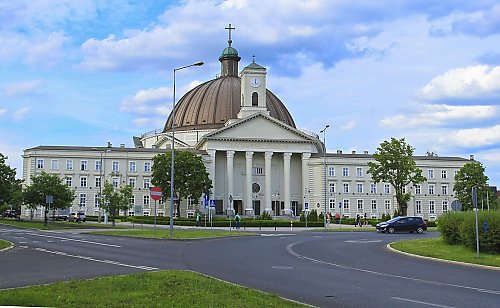 Tu dobro nie kończy się na słowach. Bazylika Pomaga zaprasza wolontariuszy