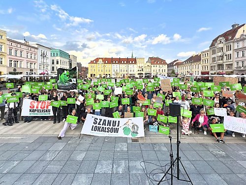 Ponad 200 bydgoszczan protestowało przeciwko kąpielisku w Parku Centralnym. MODrzew chce rozmów z miastem