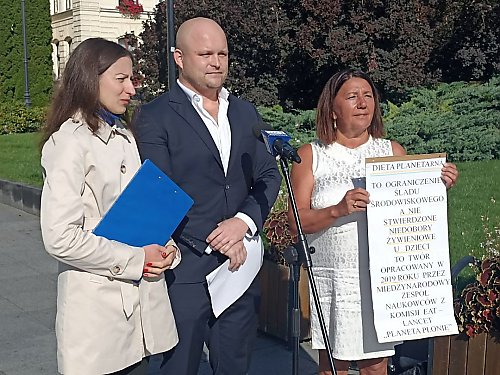 Spór o szkolne obiady. Konfederacja krytykuje ograniczenie mięsa