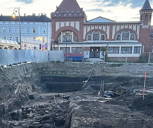 Średniowieczne umocnienia pod ulicami Bydgoszczy? Archeolodzy natrafili na tajemnicze drewniane konstrukcje
