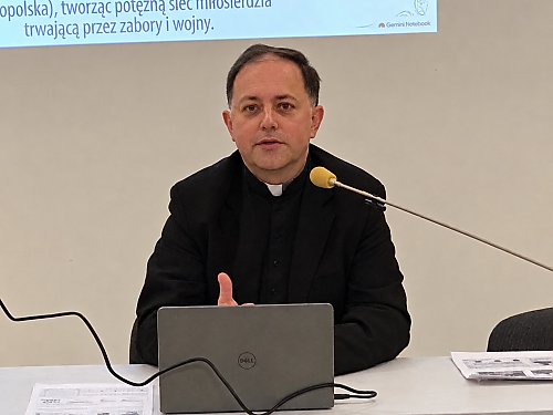Bony na żywność, nauka zawodu i działki dla rodzin. Ks. Umiński opowiedział o bydgoskim dziele miłosierdzia