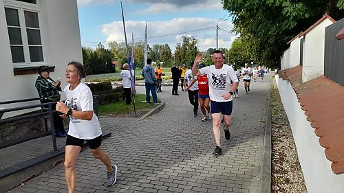Bez ścigania, za to z pamięcią i modlitwą. Blisko 200 osób pobiegło z Bydgoszczy do Górska śladami ks. Popiełuszki