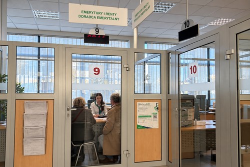Przed wnioskiem o emeryturę warto sprawdzić kilka wariantów. ZUS oferuje pomoc doradcy