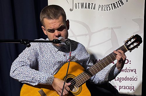 Roland Świstek zaśpiewa w Światłowni. W programie znane polskie piosenki