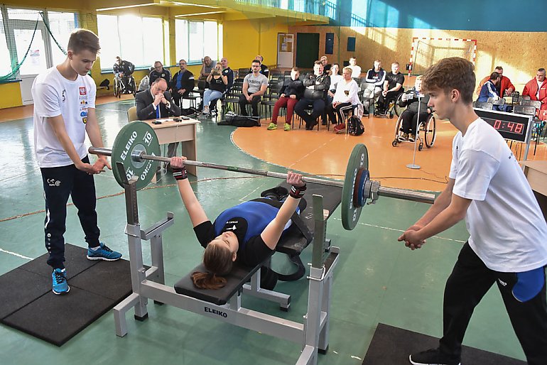 Niepełnosprawni sportowcy wyciskali sztangę na Zawiszy [ZDJĘCIA]