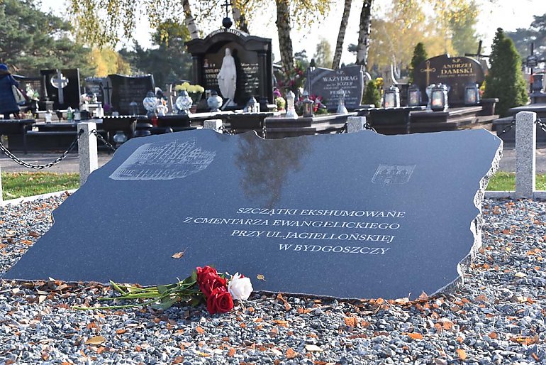 Ekshumowane szczątki z parku Witosa spoczęły na Wiślanej