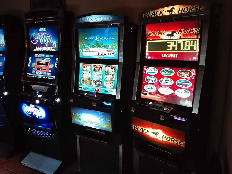 Policjanci i skarbówka zrobili nalot na nielegalny salon gier na automatach