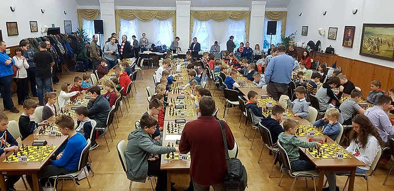 82 uczniów szkół wzięło udział w zawodach szachowych