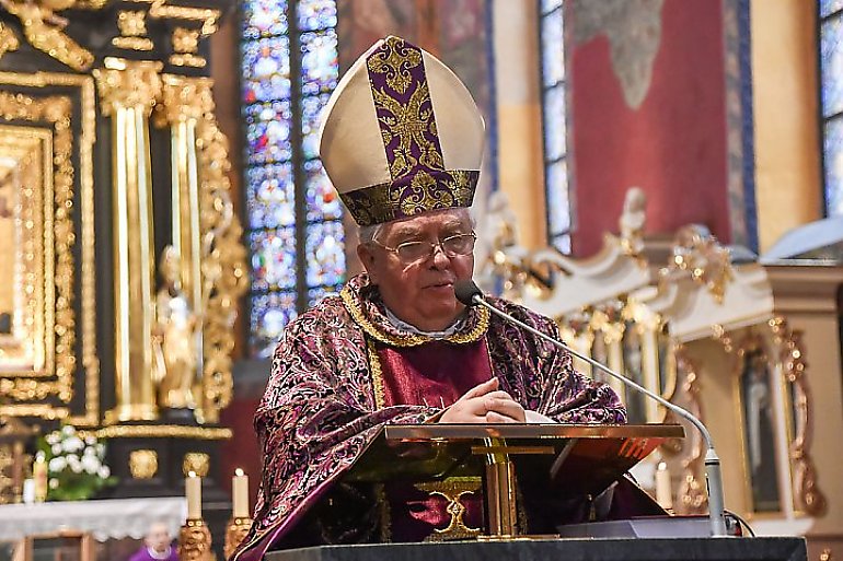 Biskup udziela osobom starszym  dyspensy od uczestnictwa we Mszy świętej