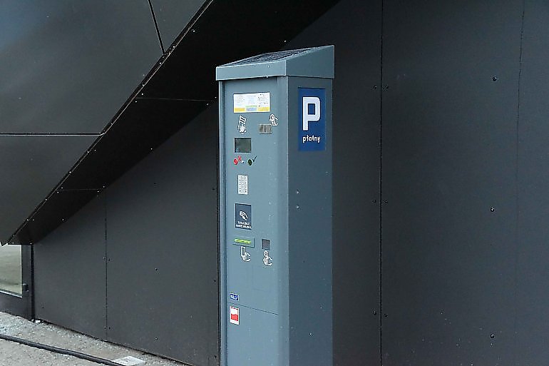 Miasta znoszą opłaty za parkingi.  Co z Bydgoszczą?