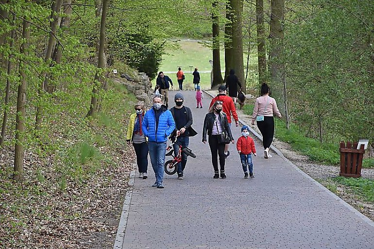 Majówka obok pandemii. Lekarz ostrzega, by nie „luzować”