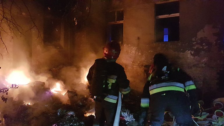 Strażacy walczyli z ogniem przy ul. Różanej w Bydgoszczy [GALERIA]