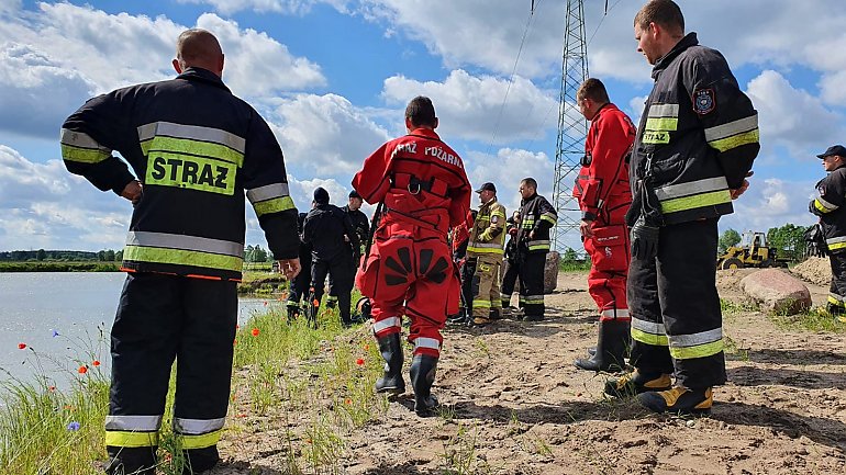 Strażacy wyłowili ciało z akwenu w Olimpinie. Czy to zaginiony 16-latek? [GALERIA]