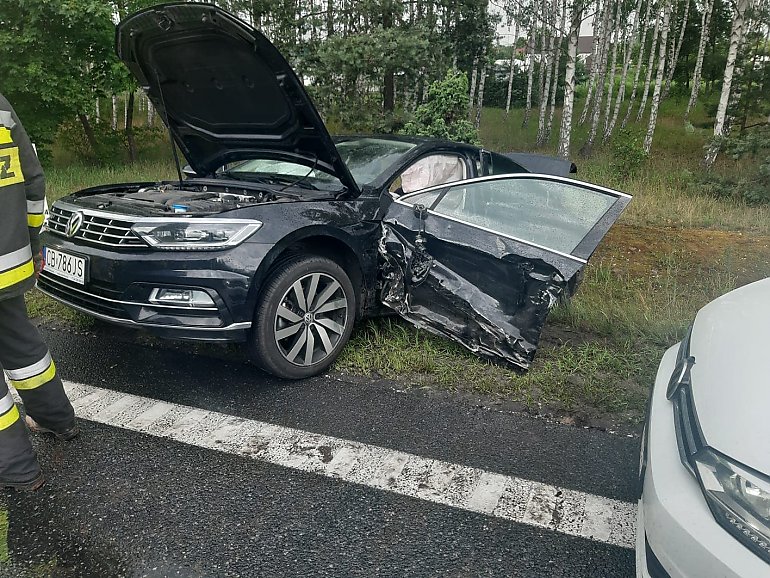 Groźnie na DK10. kraksa 3 samochodów. Jeden kierowca uwięziony [GALERIA]