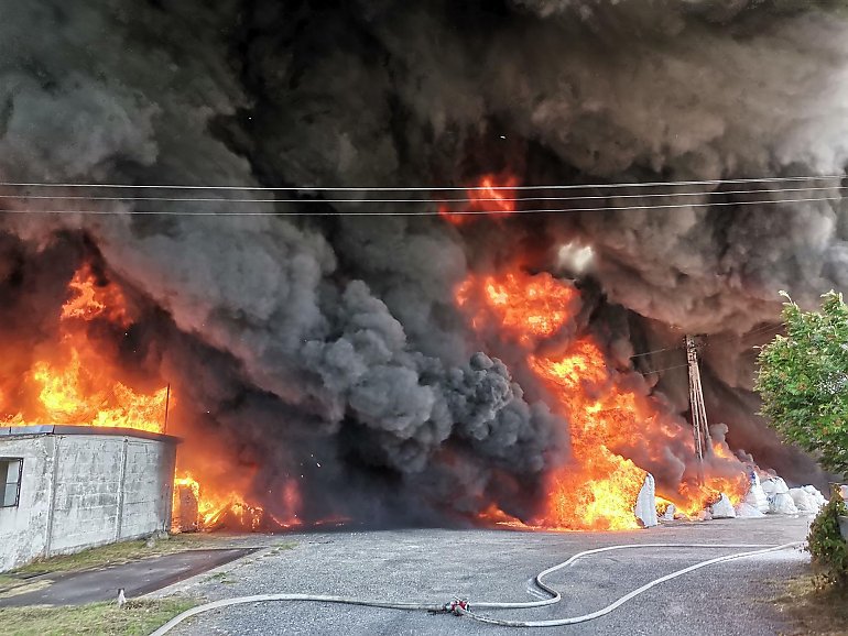 PILNE! Wielki pożar w Lisewie.  Możliwość wybuchu butli z gazem. Mieszkańcy ewakuują się ze wsi. [GALERIA]