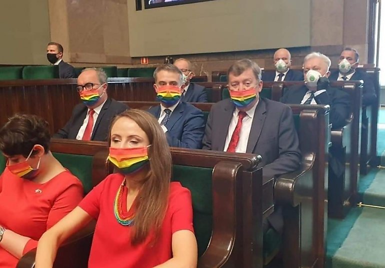 Bydgoscy posłowie w tęczowych maseczkach na zaprzysiężeniu Andrzeja Dudy