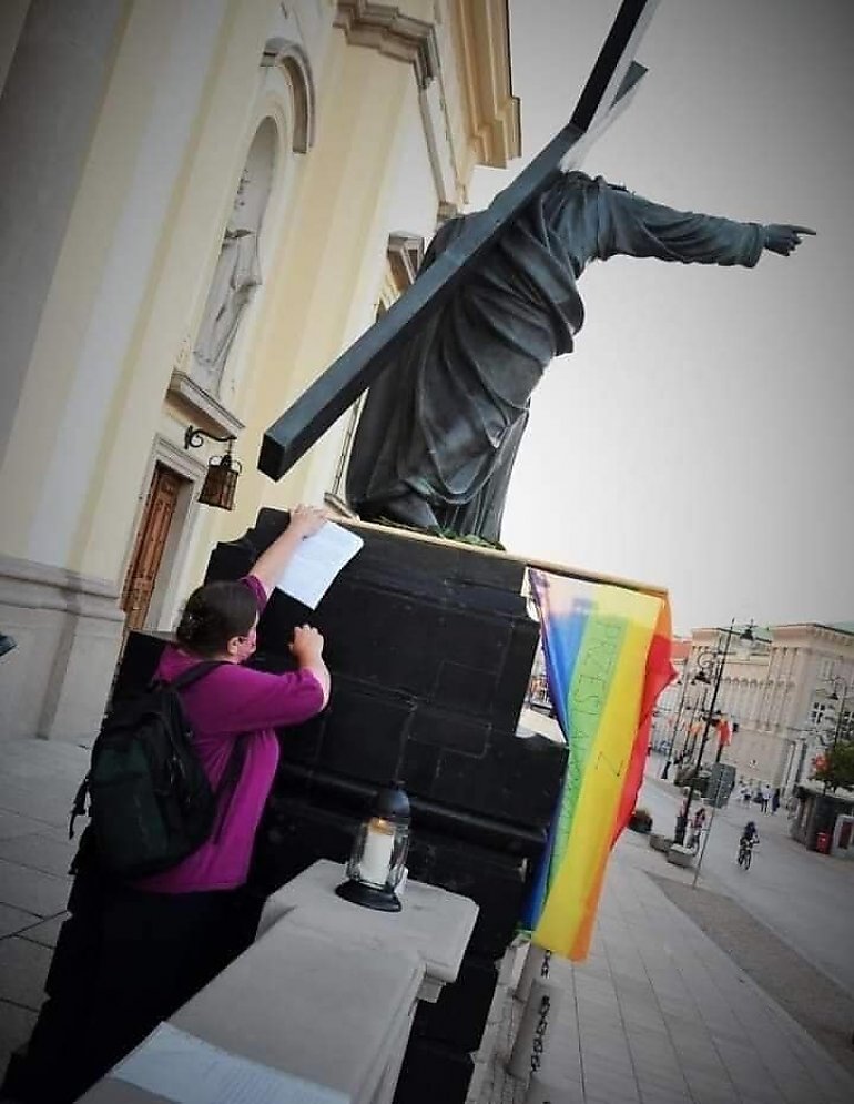 Profesor UW zawiesiła flagę LGBT na pomniku Chrystusa