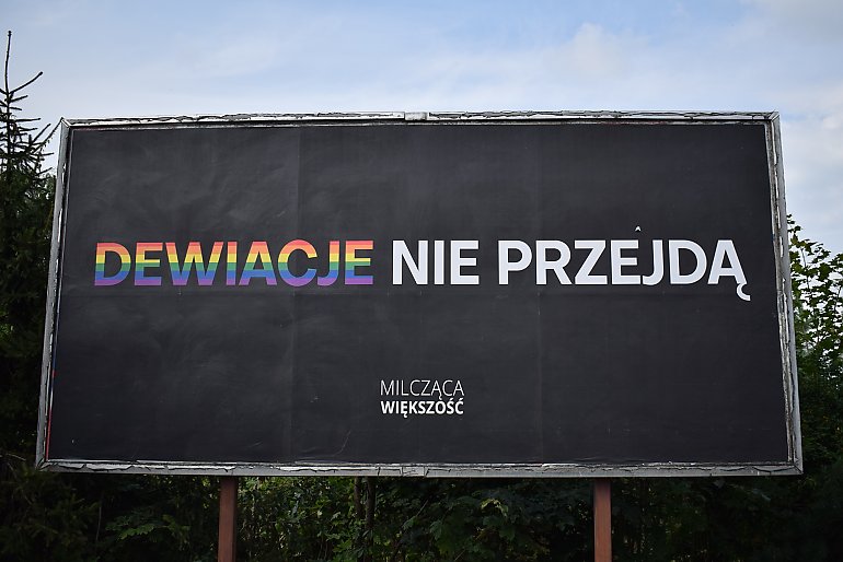 „Milcząca Większość”. Billboardowa odpowiedź na akcje aktywistów LGBT