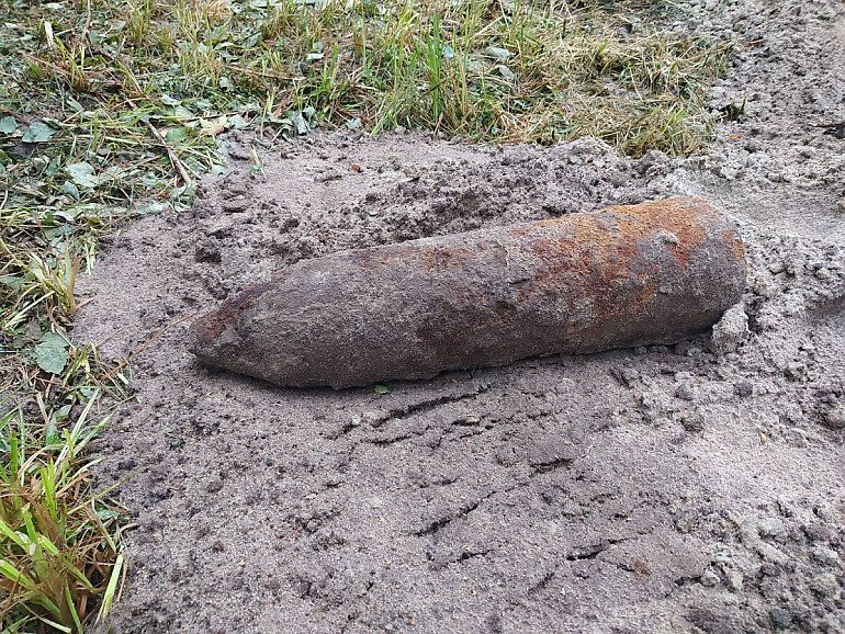 Znalezisko z czasów II wojny. W regionie odkopano pocisk artyleryjski