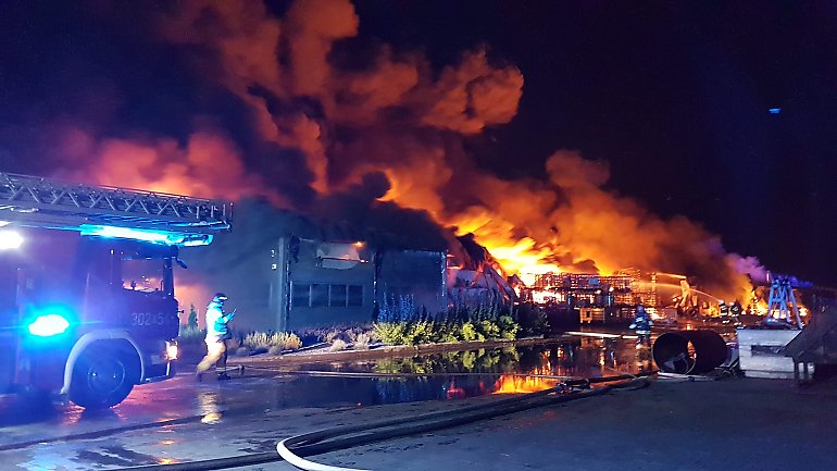 Ogromny pożar w Trzeciewcu. Spłoneła fabryka [VIDEO]